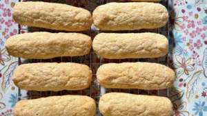 Soletillas caseras para tiramisú en fila sobre una rejilla