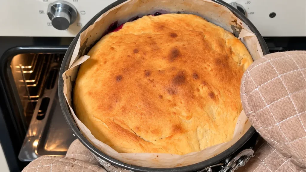 Tarta brioche de masa madre bien dorada saliendo del horno en su molde