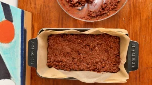 Mezcla del turrón de chocolate repartida y alisada en el molde forrado